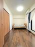 北西側洋室5.9帖エアコンも設置可能のお部屋で余計な凹凸も無く家具配置のしやすいお部屋です。