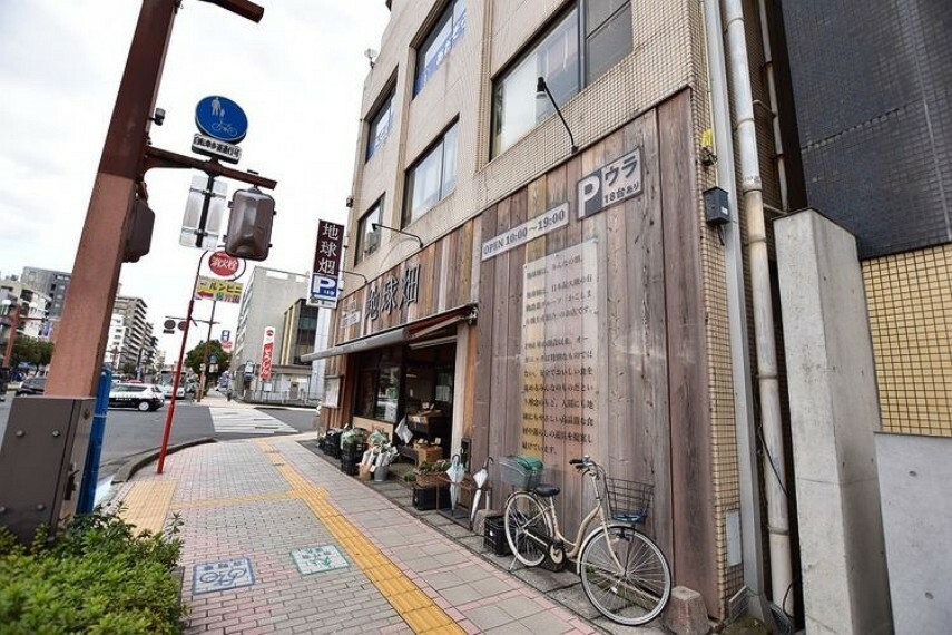 スーパー 地球畑荒田店【地球畑荒田店】鹿児島市下荒田3丁目にあるオーガニック製品や有機野菜などを取り扱うお店です。カフェも併設されています。営業時間　10:00～19:00