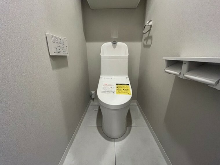 トイレ トイレはシャープでシンプルなデザイン。毎日使う場所だからこそ、使い勝手を考慮しました。