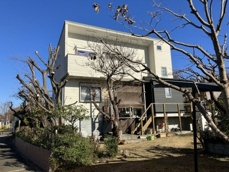 外観写真 藤沢市遠藤に位置する2018年1月築の注文住宅。建物面積約106.82平米とゆとりある広さ。