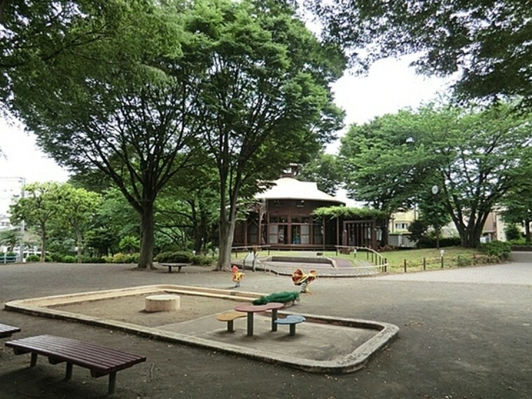 公園 境之谷公園 公園内に室内全体がアスレチックのこどもログハウスがあります。もちつき大会など様々なイベントも行っています。