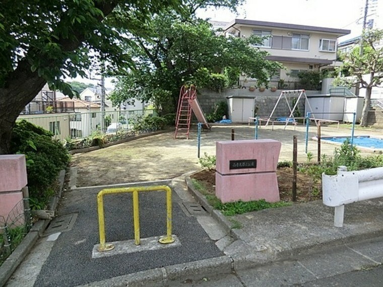 公園 西寺尾第3公園 住宅街の小さな公園です。ブランコ・滑り台などの遊具があり、ベビーカーで入れますので、小さなお子様も楽しめます。