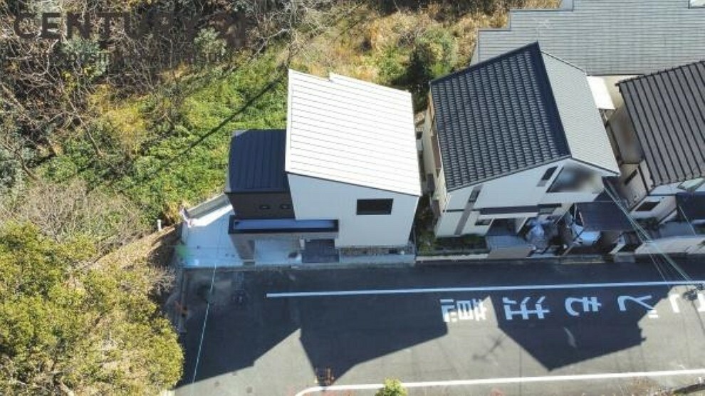 上空からみると良くわかりますが、本物件の前面道路は広く、また建物南側は山林になっており大変開放的で、陽当たり通風良好です！