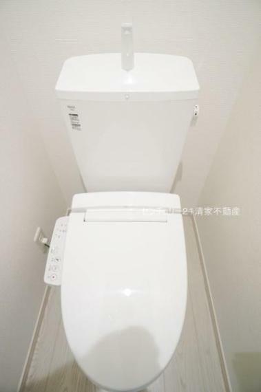 トイレ 2号棟:白を基調とした、清潔感のある水廻りです。（2023年11月撮影）
