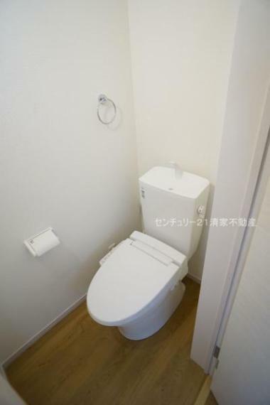 トイレ 1号棟:白を基調とした、清潔感のある水廻りです。（2023年11月撮影）