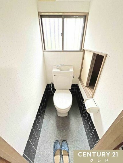 トイレ 【光を取り込む窓のレストルーム】 1日に何度も使うトイレは白をベースにしたシンプルな造りです。 お好きなレイアウトを加えて、使いやすくリラックスできる空間にしてみてはいかがでしょうか。
