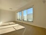 寝室 5.5帖洋室（＋5帖）　バルコニーへ出られる大きな窓からは陽射しが注ぎ込み快適な空間を実現