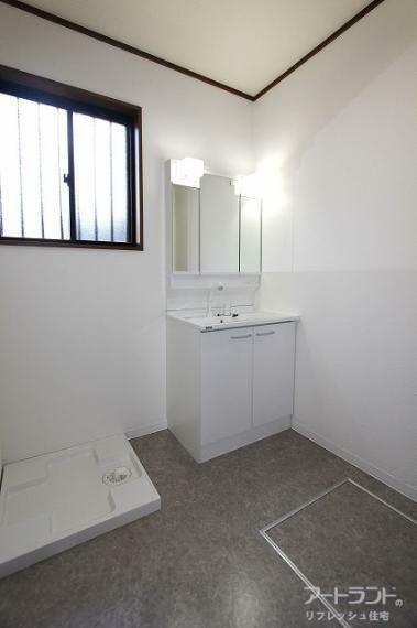 脱衣場 帰宅後玄関から一直線で行ける洗面室。新設の独立洗面台は便利な三面鏡タイプ、鏡裏収納付きです。