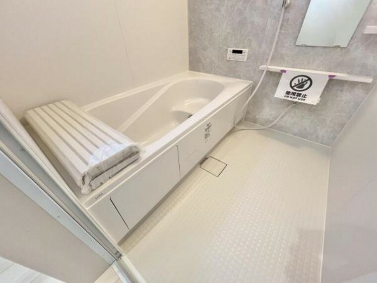 浴室 アクセントパネルを施した浴室。水はけがよくお手入れしやすいシステムバスです。