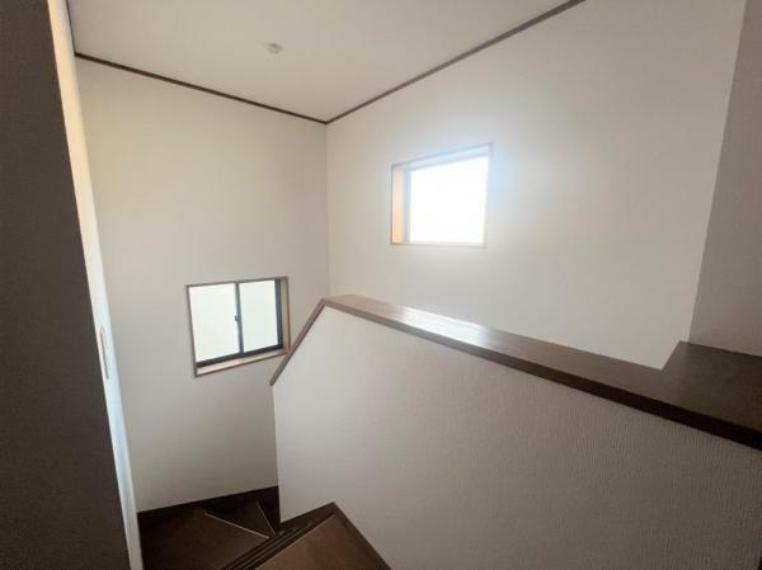 【リフォーム済】階段です。階段に窓があるので明るくて良いですね。