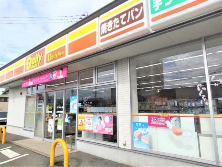 コンビニ デイリーヤマザキ天草浜田店まで約270m。徒歩で約4分の距離にコンビニがあると便利ですね。