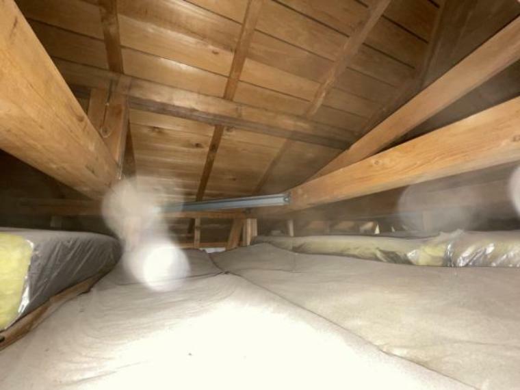 構造・工法・仕様 【リフォーム済】屋裏の写真です。一般的には普段見ることの少ない小屋裏も、プロの目でしっかりと確認し、雨漏りや生き物の侵入がないか点検しました。天井断熱が入っているのもわかりますね。
