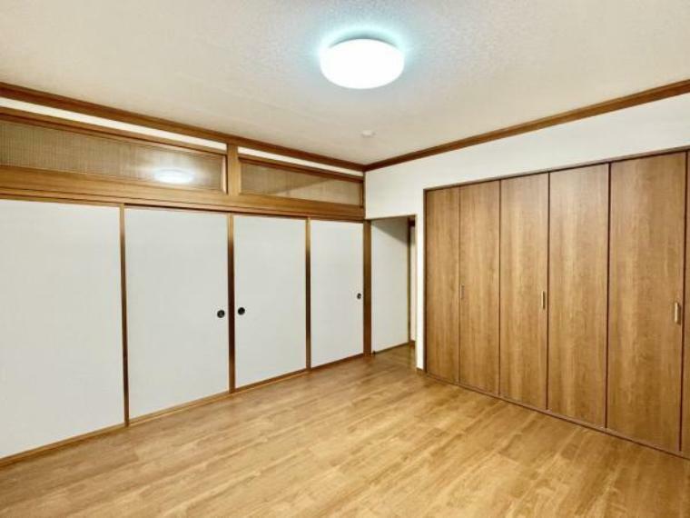 【リフォーム済】一階8帖洋室を撮影しました。こちらは和室から洋室へと変更いたしました。リビングとは一つの建具で仕切られておりますので、ご夫婦の寝室にいかがでしょうか。
