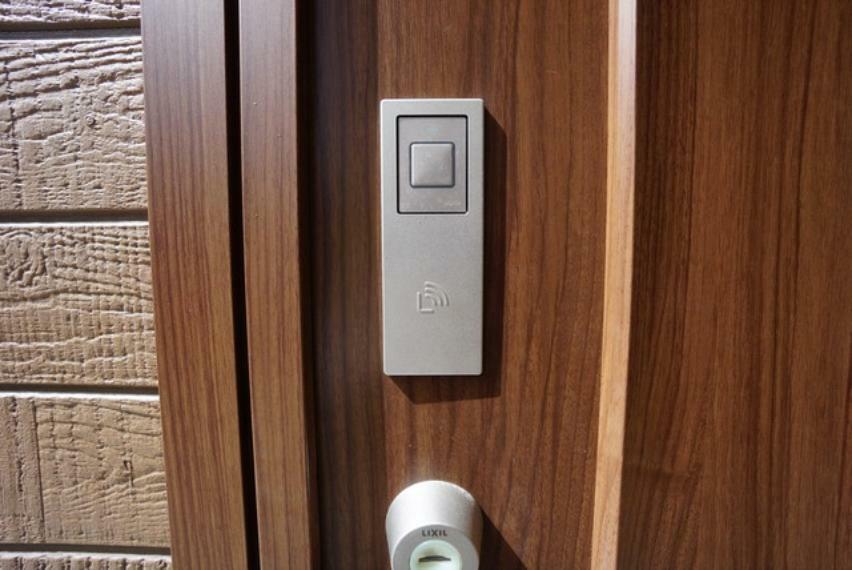 防犯設備 電気施錠スマートコントロールキー搭載の玄関扉です。