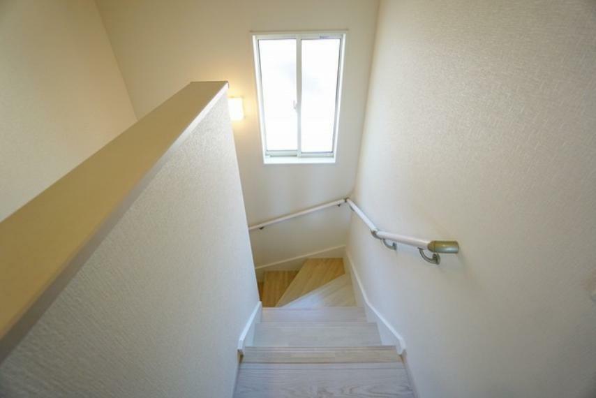 階段は段数を通常より1段多く段差を低く設定し、足元灯も完備。より安全な階段を追求しました。