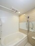 浴室 浴室暖房換気乾燥機つきのバスルームは、脱衣スペースとの温度差によるヒートショックを防ぐことができ、ご高齢のご家族や高血圧の方にも人気の設備です。