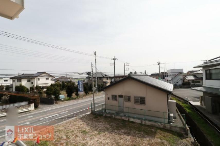 眺望 【建物からの眺望】現地完成写真。バルコニーからの景色。十分な間隔が確保されております。