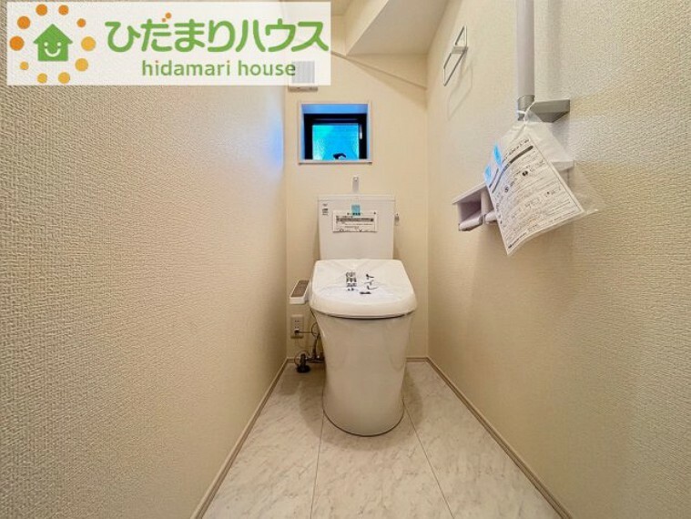 白を基調としたトイレは、インテリア次第でどんな空間になるかワクワクしますね