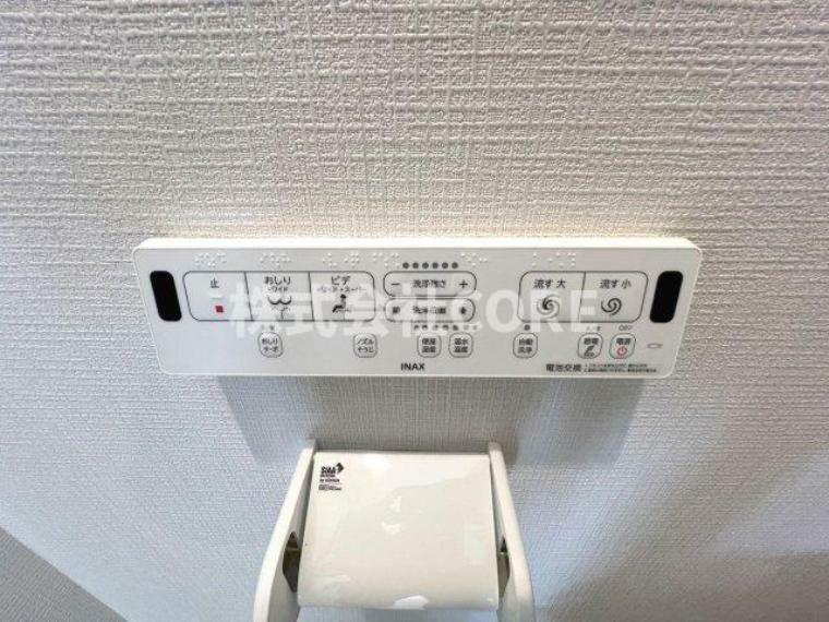 トイレ 日本を訪れた外国の方で「使ってみて驚いた」と仰る方の多い、ウォシュレット。おしりを優しく洗ってくれるだけではなく、パワー脱臭機能なども備え、快適な空間を創出する機能もございます。