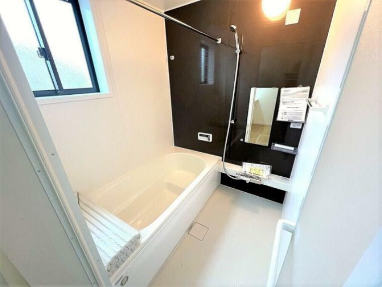 同仕様写真（内観） 一坪サイズの浴室で足が伸ばせて快適です 浴室暖房乾燥機付で、雨の日でも洗濯物が乾かせます