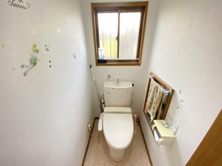 トイレ （建物2）小窓があるので明るく清潔感のある衛生的な空間