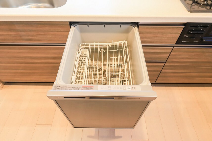 発電・温水設備 食器洗いのわずらわしさから開放してくれる嬉しい設備。後片付けの手間を減らし奥様の時間を有効活用できます。お湯と洗剤を使う機会が少なくなるため、手荒れ防止にも。