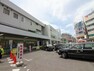 JR京浜東北線「北浦和」駅（京浜東北線の停車駅です。駅の広いスペースのターミナルからは、教育機関方面、さいたま市立病院方面へ、バスによる運行が繁盛に行われています。交通の重要な中継地点として利用されています。）