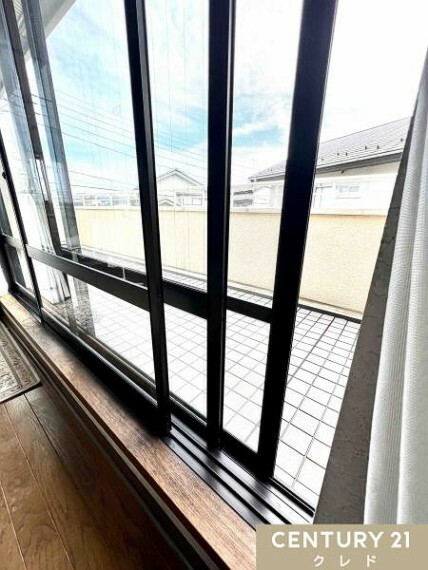 専用部・室内写真 【1階リビングにはペアガラス採用】 断熱性・遮音性・気密性に優れた複合窓で季節を問わず快適な室内環境を実現します。 室内の温度調節がしやすく過ごしやすくなります！