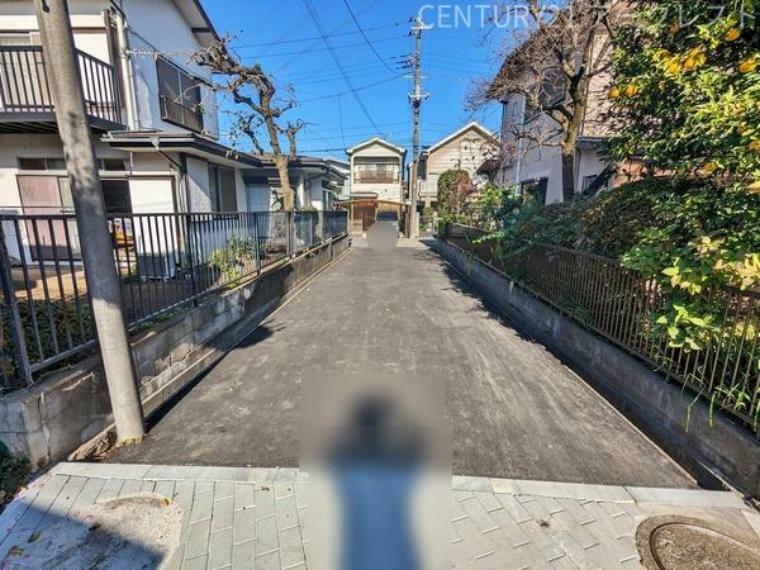 現況写真 前面道路は居住者以外の通行がほぼないので、小さなお子様がいるご家庭も安心してお過ごしいただけます。