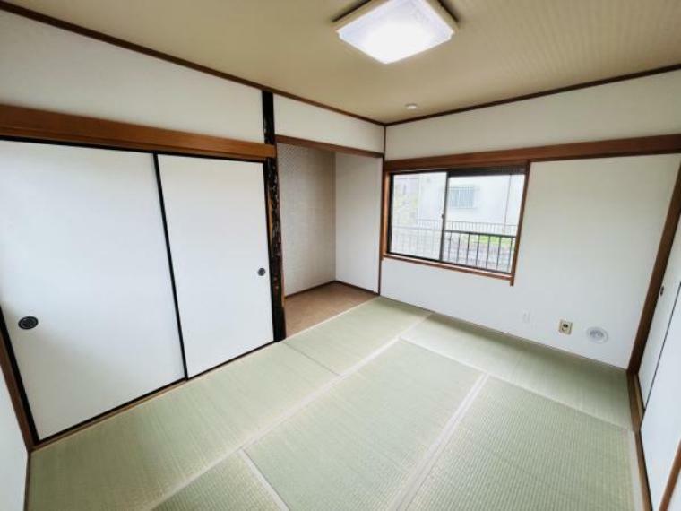 【リフォーム済】2階和室です。畳を表替えしました。落ち着いた雰囲気のお部屋です。