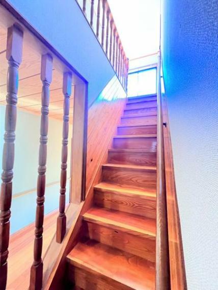 【リフォーム前/階段】階段はフロアタイルの重ね張りと滑り止めの設置、手摺りの取付を行います。クロスの張替、照明の交換も行い、より明るい印象になりますよ。