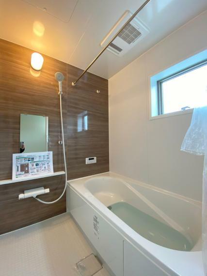 【同仕様例】ゆったりとした広さの浴室。　床は濡れてもすべりにくく、水はけが良いのでお手入れラクラク！