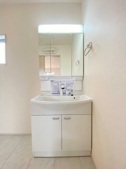 【同仕様例】お手入れしやすいシャワー機能付洗面化粧台。脱衣スペースにはゆとりがあり、お風呂の準備もしやすいです！