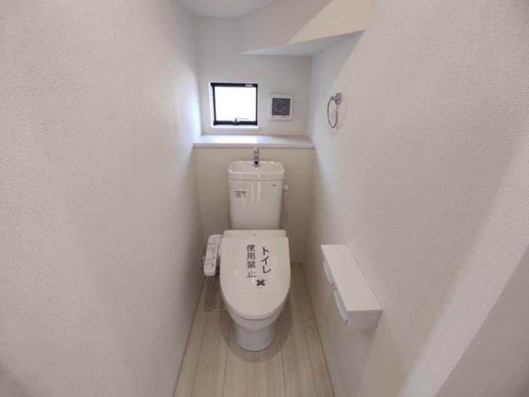 トイレ トイレはやっぱり白が1番落ち着きますね。もちろん衛生面でも嬉しいウォシュレット機能付きです。