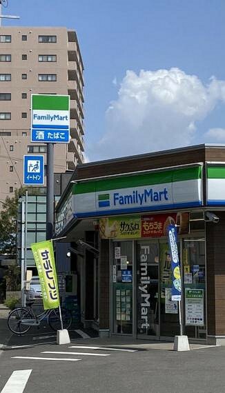 コンビニ ファミリーマート 万場大橋店