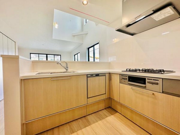 キッチン 【キッチン】収納力も豊富で幅広いキッチンの空間はスムーズな動線を確保しております。