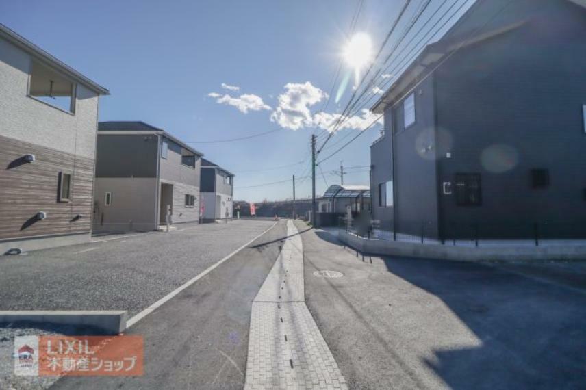 【前面道路】現地完成写真。道幅や駐車など、ご確認ください。