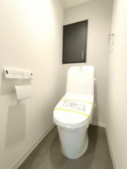 トイレ ・トイレ スッキリとしたデザインの温水洗浄便座付きトイレ。小物やトイレットペーパーなどが目につかない状態で収納できます。