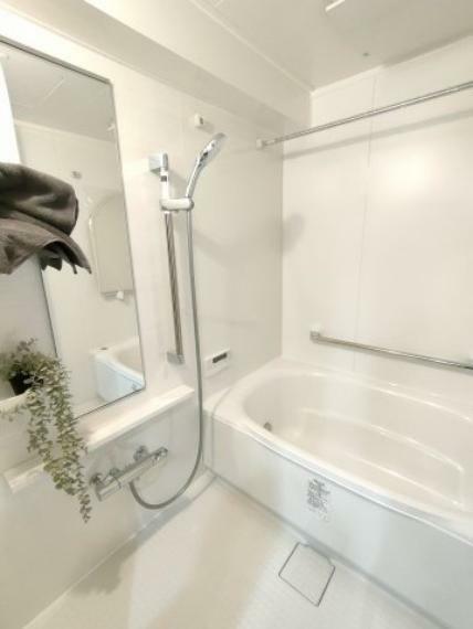 浴室 ・浴室 雨の日に助かる浴室乾燥機能付き。また、夏の入浴時には気持ちの良い涼風機能あり。寒い冬には便利な浴室暖房機能も。