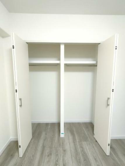 収納 ・洋室収納 ワイドなクローゼットを備え、衣類などをたっぷり収納可能。