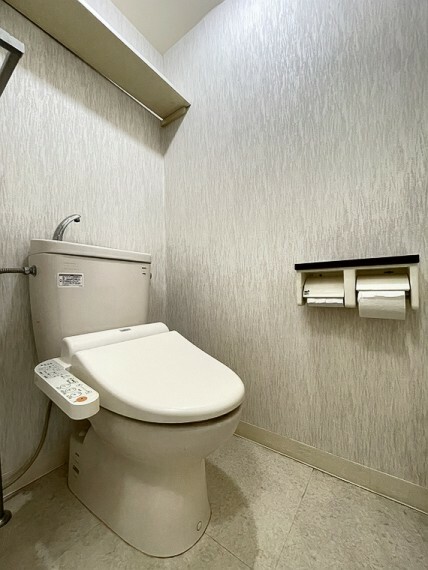 トイレ 【トイレ】温水洗浄便座、上部収納棚あります