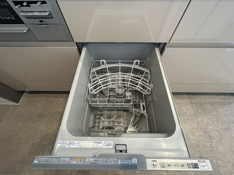 手間や場所を取らないビルトイン食洗機付きです。パワフルな洗浄力が頑固な油汚れをしっかり洗い流してくれます。奥様方に人気の設備です。