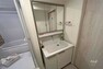 脱衣場 【洗面室】洗面台には三面鏡がついており、鏡の裏やシンク下など収納も充実しております。