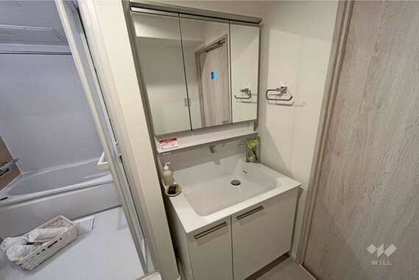 脱衣場 【洗面室】洗面台には三面鏡がついており、鏡の裏やシンク下など収納も充実しております。