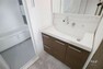 脱衣場 洗面室3面鏡・シンク下・洗面台横の収納棚など収納がたっぷりあります。生活感を隠せますね。