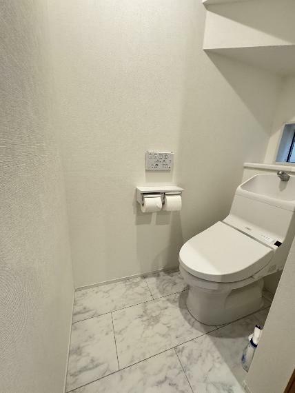 いつでも快適で清潔に保てるシャワートイレ。リモコンは壁付けタイプなのでたまったほこりもサッと一拭き。便座回りもスッキリとお掃除しやすいのが魅力です！