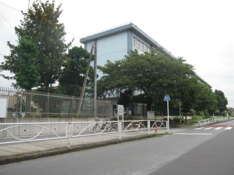 川崎市立宿河原小学校（●児童数800名をこえる大きな小学校です。「自分でがんばる力を育てる」ことを大切にし、周囲の人への感謝を忘れない子どもを育てます●）