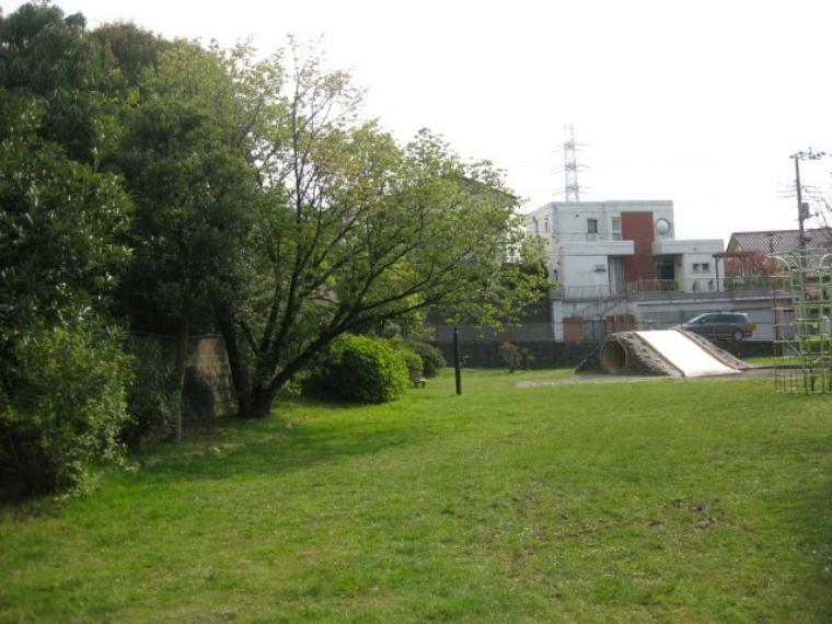 公園 王禅寺北第六公園（●近くには公園が点在し、緑あふれる住環境です。適度な遊具、子供が走り回れる広さの公園は子育て世帯には嬉しいですね●）