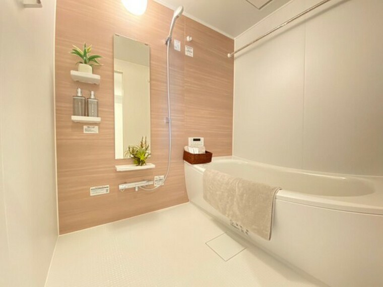 一日の疲れを癒すバスルームは、心地よいリラックスを叶える清潔感溢れる空間です。