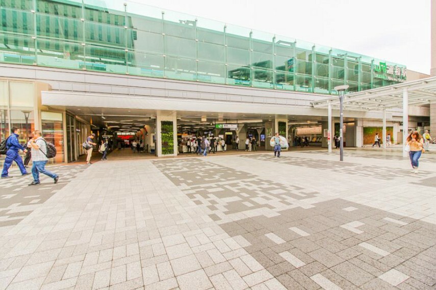 浦和駅（交通アクセスの中心として、京浜東北線・高崎線・宇都宮線・湘南新宿ライン・東京上野ラインが発着。平成30年には浦和駅西口ビル部分「浦和アトレWest Area」が開業。伊勢丹浦和店方面の地下通路も完成。）
